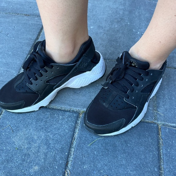 NIKE black huarache sneakers - SIZE 4.5Y/ US6-6.5 - Picture 2 of 16